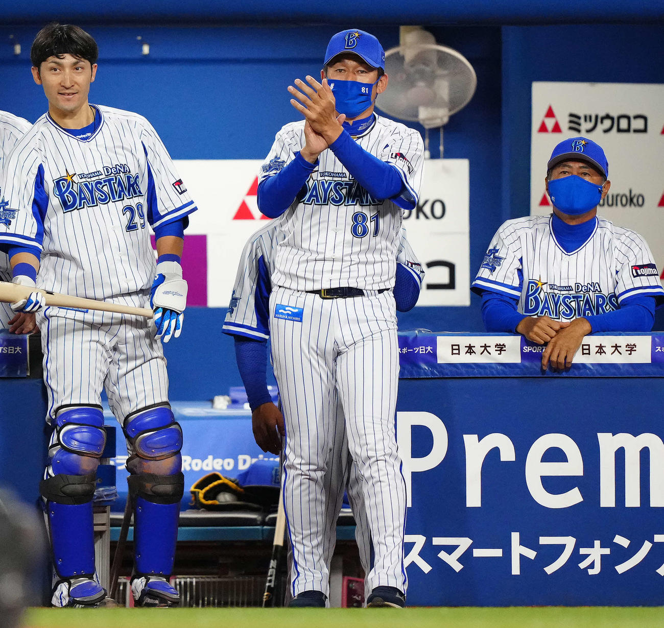 DeNA対ソフトバンク　7回裏DeNA1死二塁、大和が適時二塁打を放ち拍手する三浦監督（中央）（撮影・江口和貴）