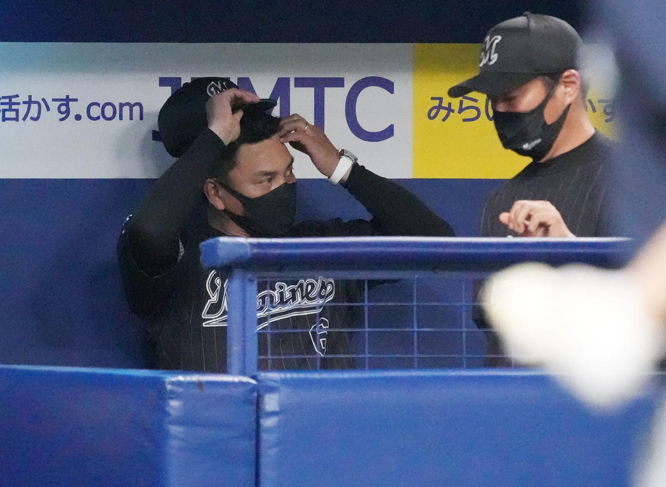中日対ロッテ　5回表ロッテ攻撃終了、ベンチで頭をかく井口監督（撮影・森本幸一）