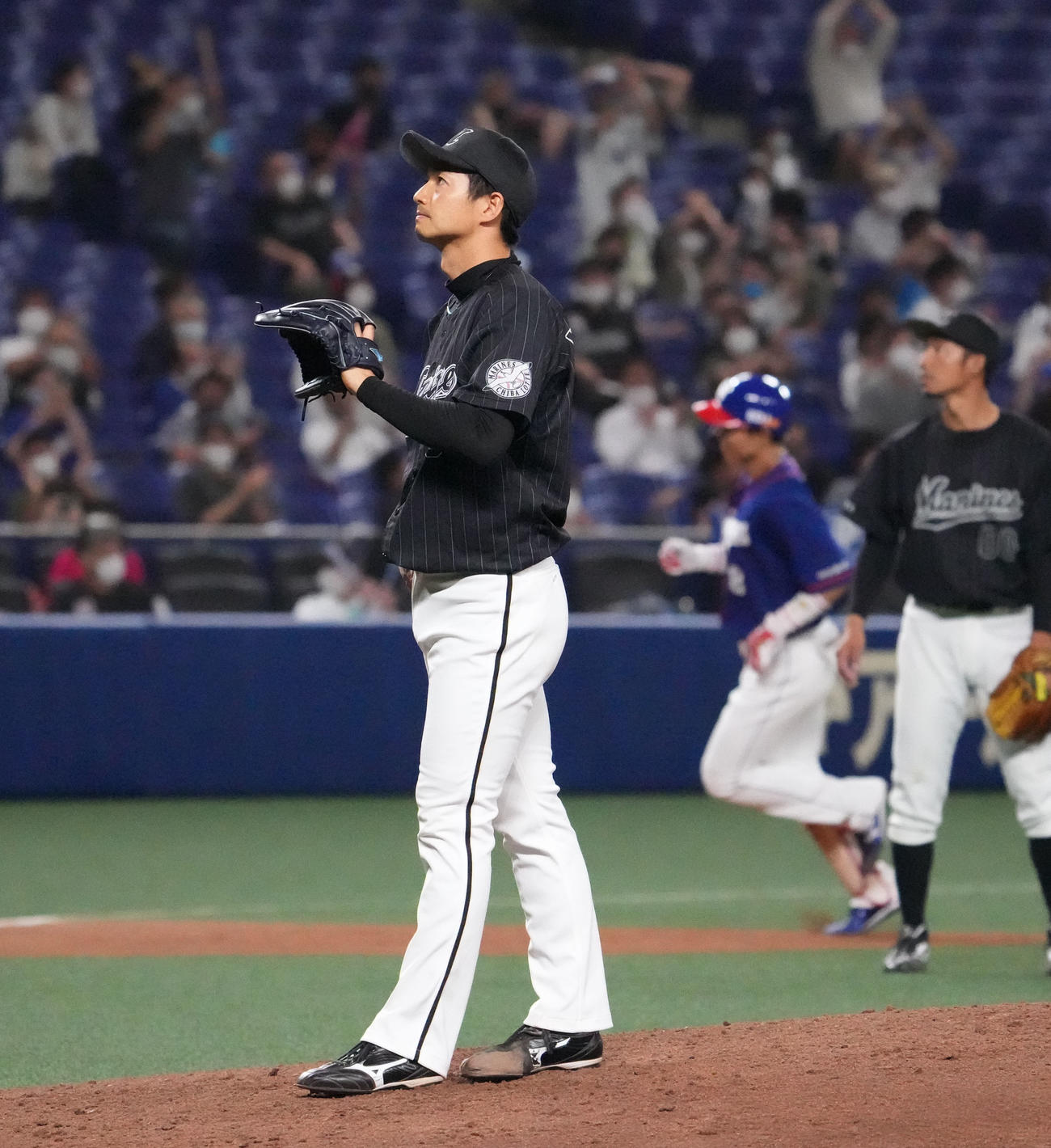 中日対ロッテ　8回裏中日2死、大島（後方左）に右越え本塁打を浴びる唐川（撮影・森本幸一）