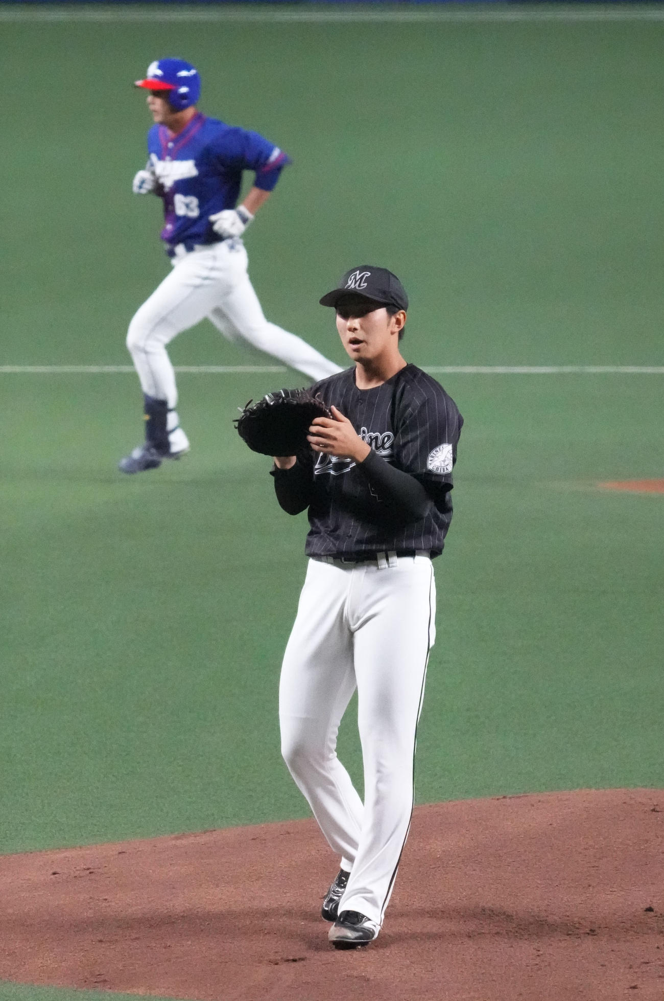 中日対ロッテ　1回裏中日1死、堂上（奥）に左越え本塁打を打たれたロッテ先発の本前（撮影・森本幸一）