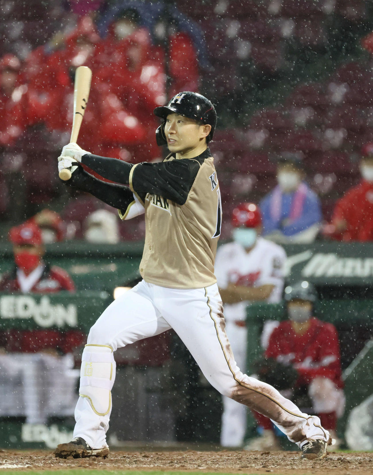 広島対日本ハム　3回表日本ハム2死二、三塁、金子は左中間2点適時二塁打を放つも、4回途中降雨中止となり記録はなし（撮影・加藤孝規）