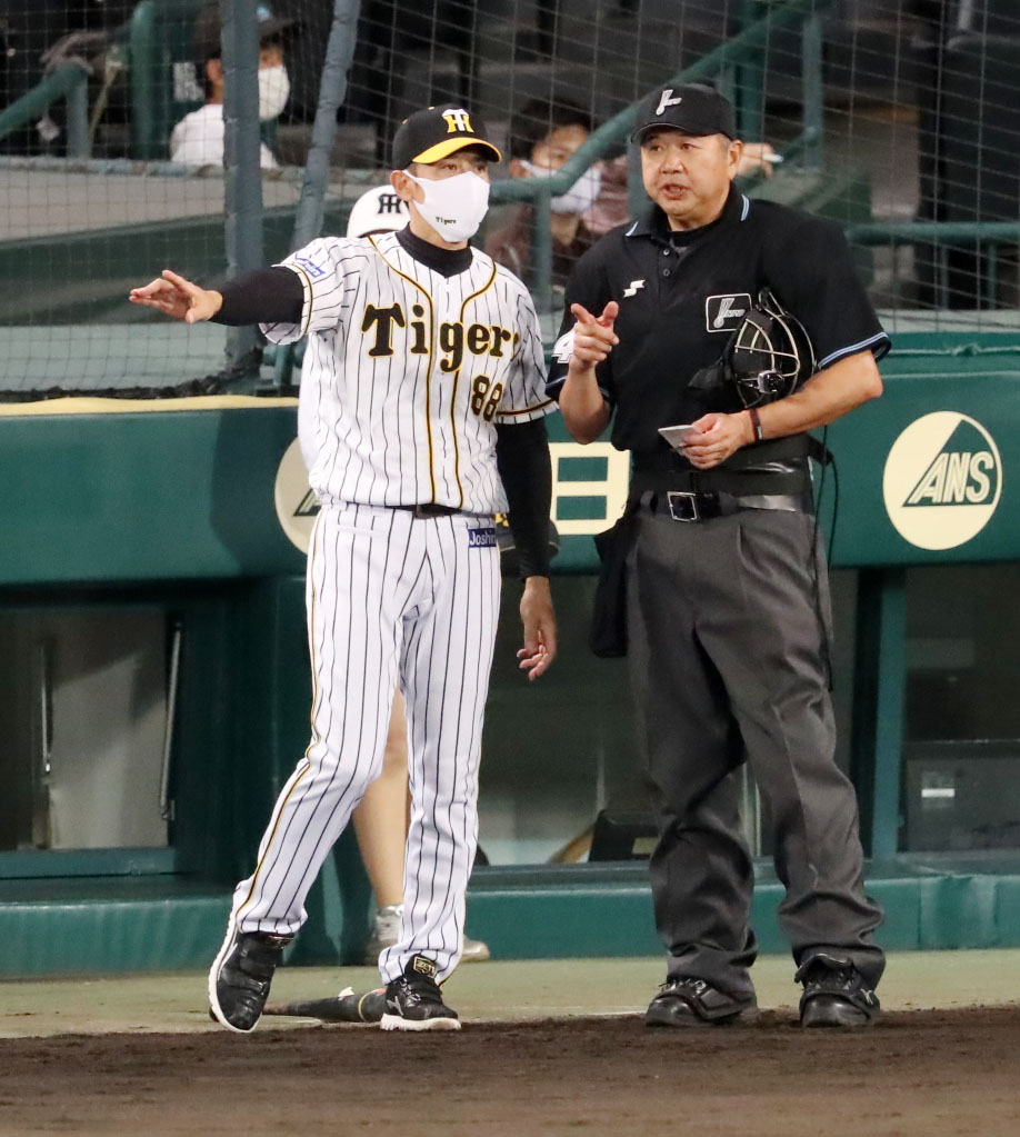 阪神対オリックス　8回表を前に選手交代を告げる矢野監督（撮影・加藤哉）
