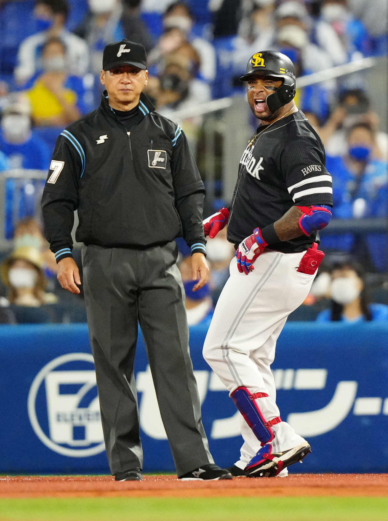 DeNA対ソフトバンク　7回表ソフトバンク無死、投手強襲内野安打としたバレンティン（右）は投手エスコバーを心配する（撮影・江口和貴）