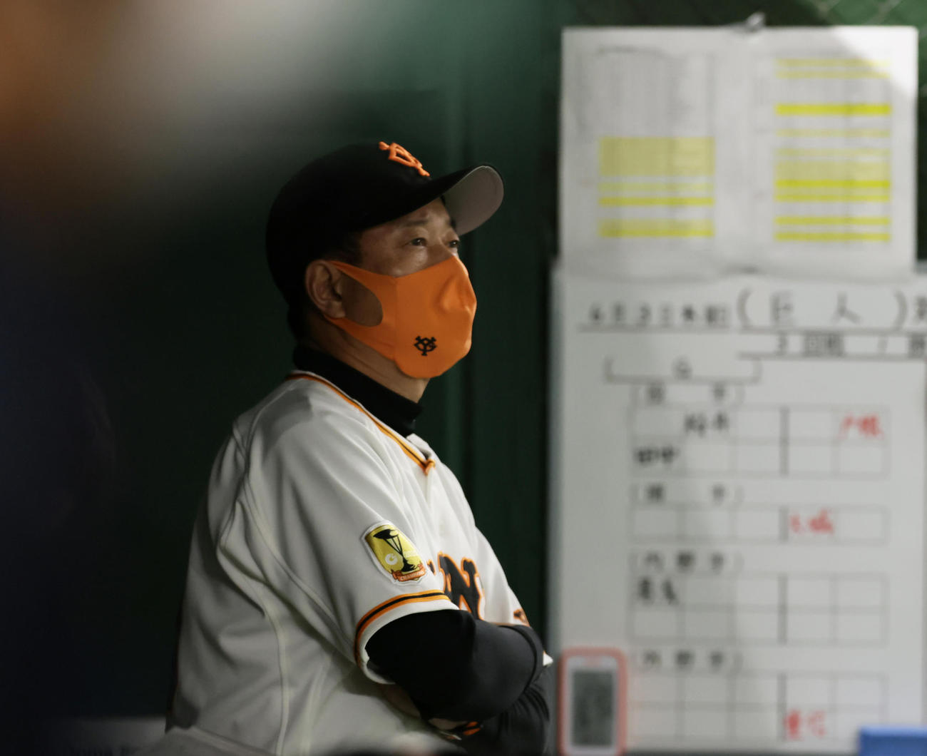 巨人対西武　9回西武に同点に追いつかれ厳しい表情でグラウンドを見つめる巨人原監督（撮影・足立雅史）