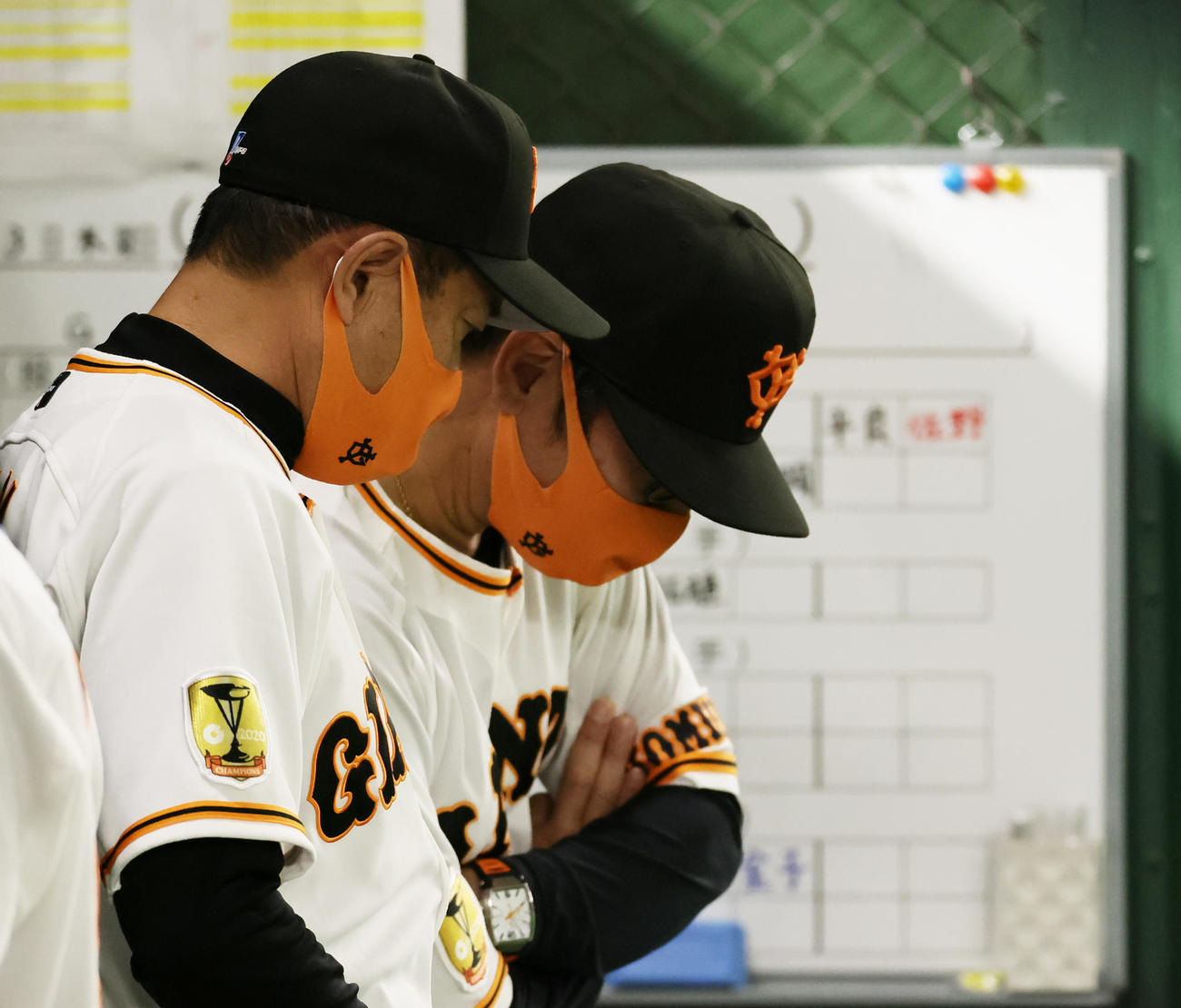 巨人対西武　9回西武に同点に追いつかれた巨人原監督（左）は元木コーチと話し込む（撮影・足立雅史）