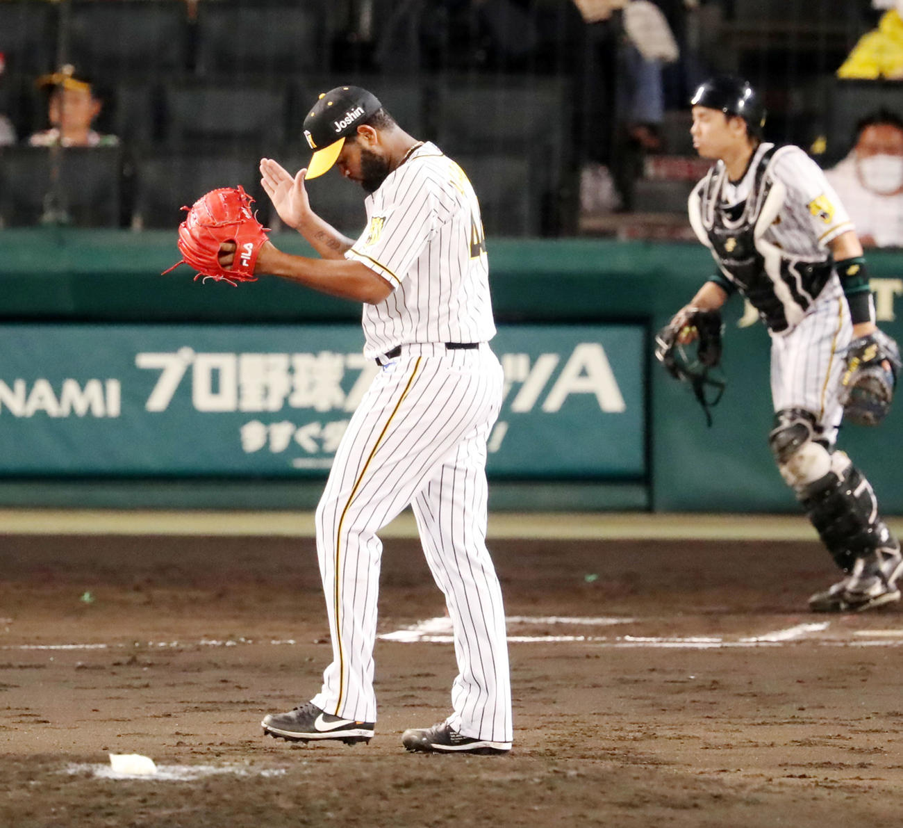阪神対オリックス　6回表オリックス2死一、二塁、ラウル・アルカンタラは伏見寅威を三ゴロに打ち取りマウンド上で手を叩く（撮影・加藤哉）