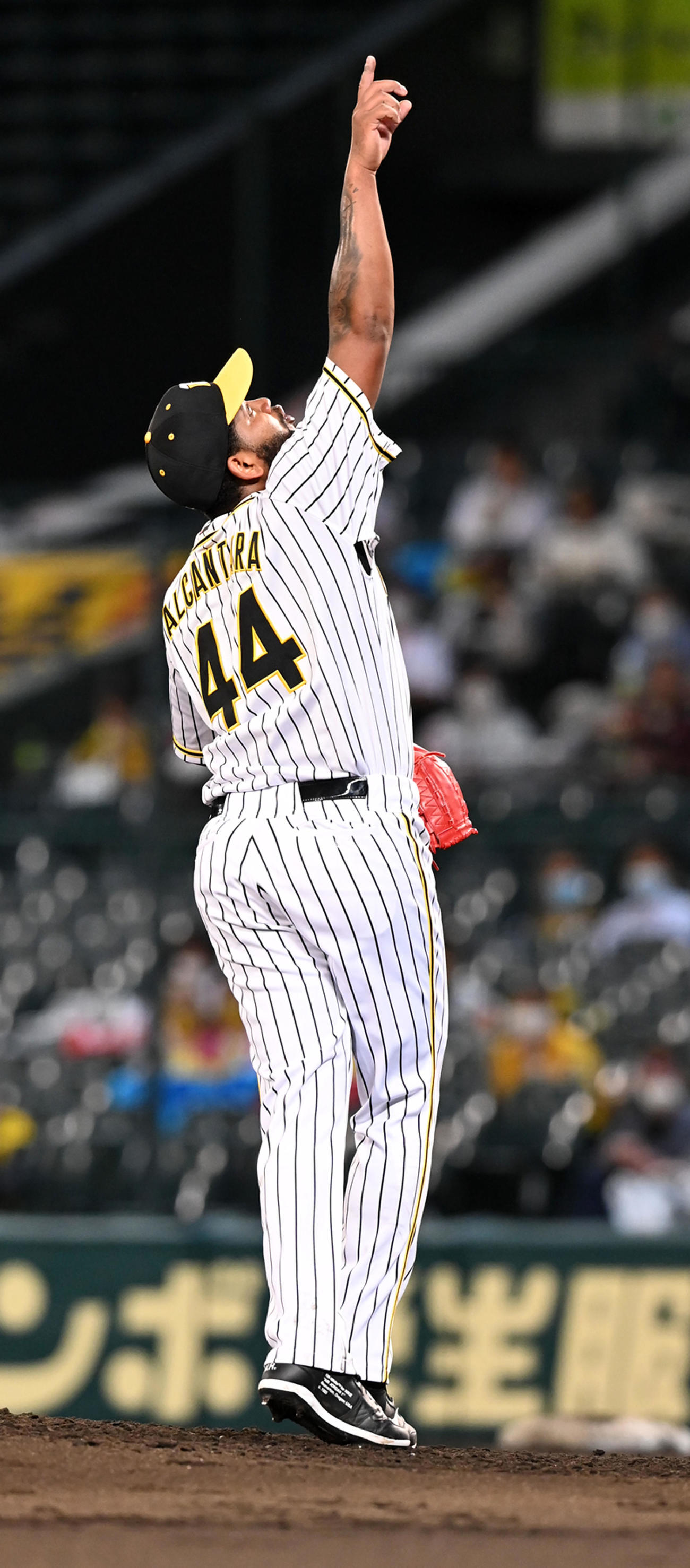 阪神対オリックス3回戦　6回表オリックス1死一、二塁、紅林弘太郎の右飛を指さすラウル・アルカンタラ（撮影・前岡正明）