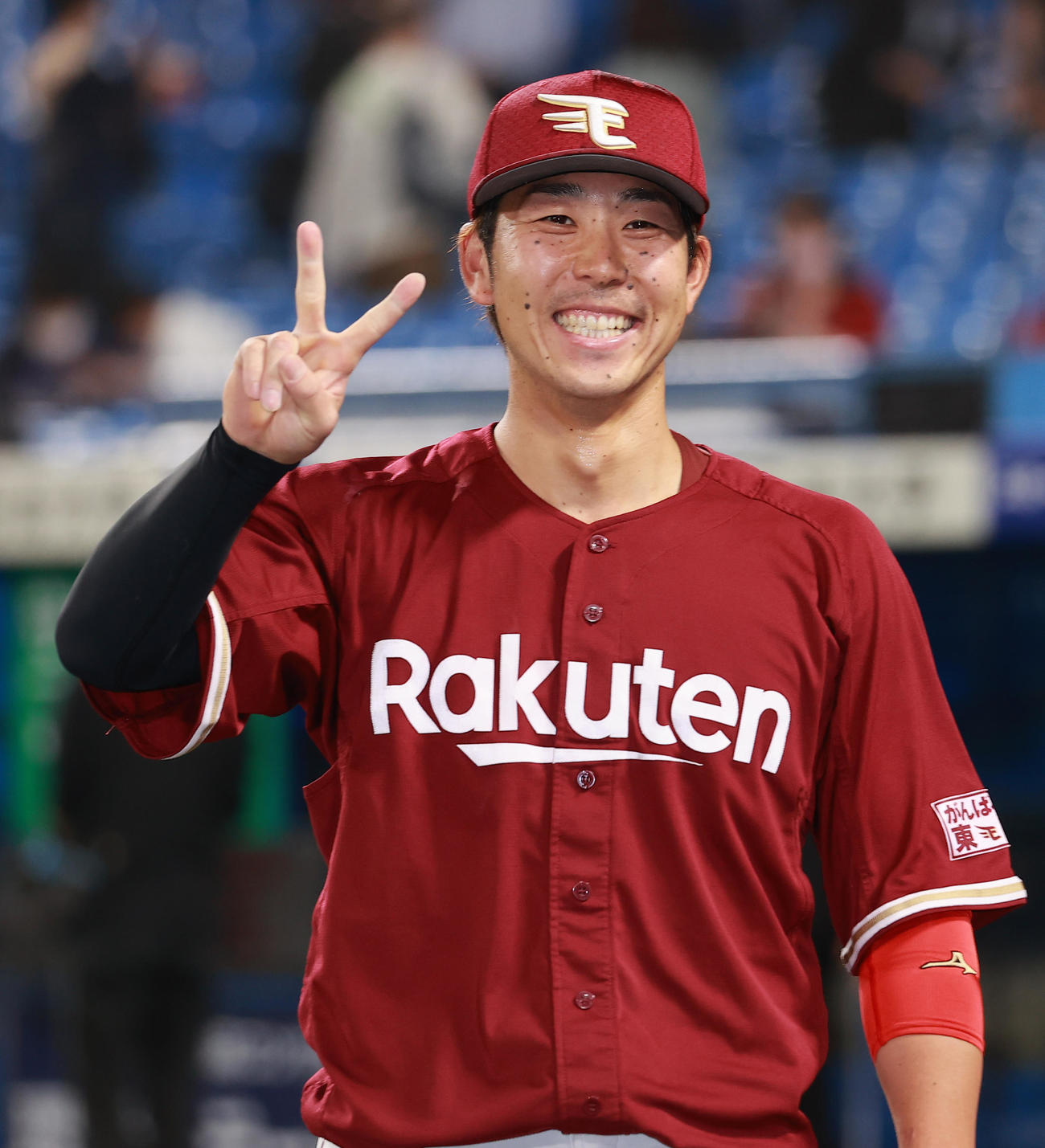 ヤクルト対楽天　ヒーローインタビューを終え笑顔でVサインの楽天鈴木大（撮影・野上伸悟）