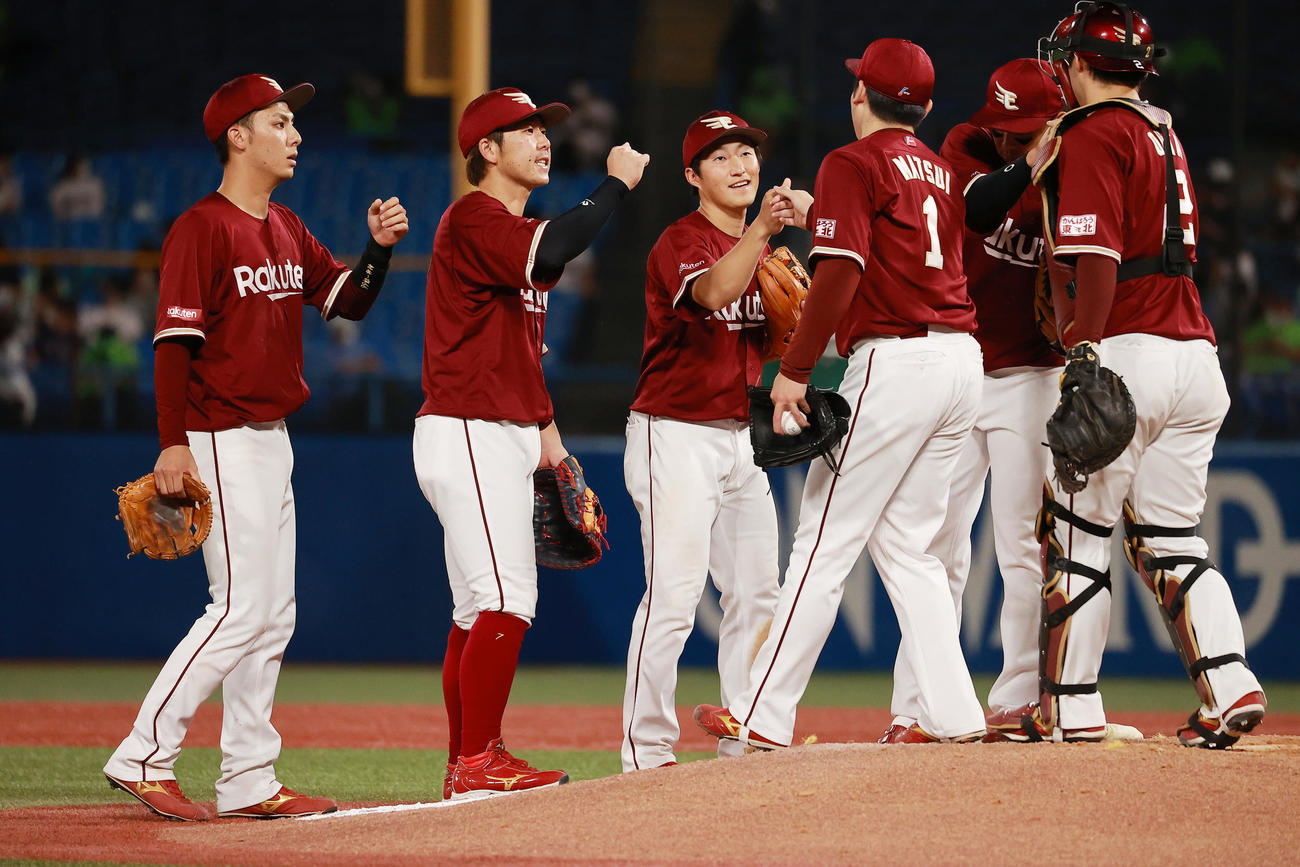 ヤクルト対楽天　勝利を喜びあう左から村林、鈴木大、小深田ら楽天ナイン（撮影・野上伸悟）