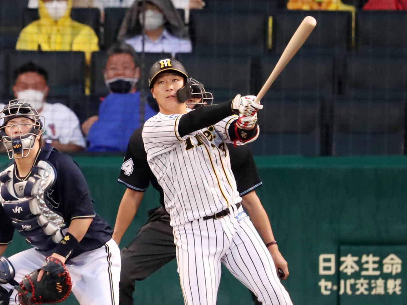 阪神対オリックス　1回裏阪神2死一塁、大山は中越え先制2点本塁打を放つ（撮影・加藤哉）
