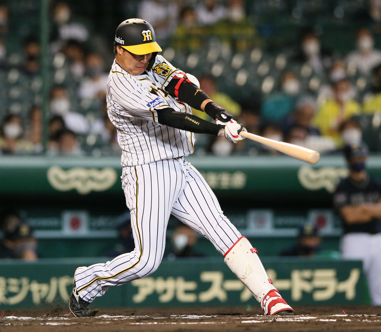 阪神対オリックス　6回裏阪神1死、大山は中へ二塁打を放つ（撮影・上山淳一）