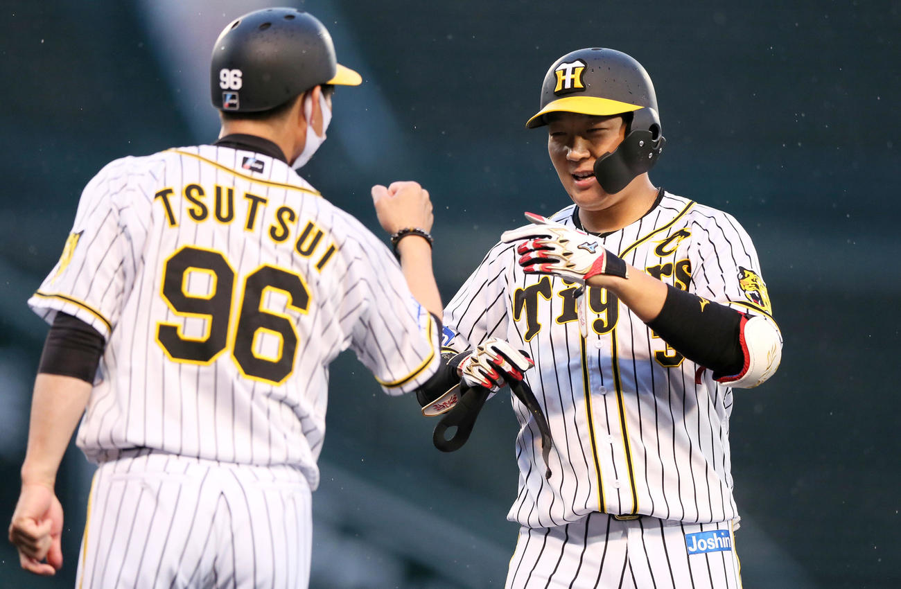 阪神対オリックス　3回裏阪神2死一塁、大山は左前打を放ち一塁で笑顔を見せる（撮影・上山淳一）