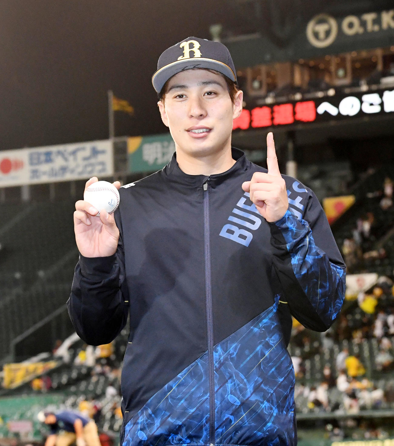 阪神対オリックス　プロ初勝利を挙げた村西は勝利球を手に笑顔を見せる（撮影・前岡正明）