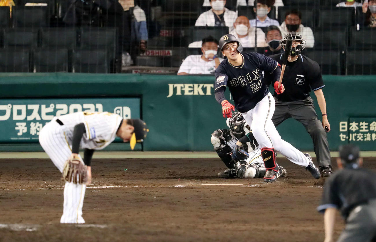 阪神対オリックス　8回表オリックス1死一塁、勝ち越しの中越え2点本塁打を放つ紅林。投手岩崎（撮影・加藤哉）