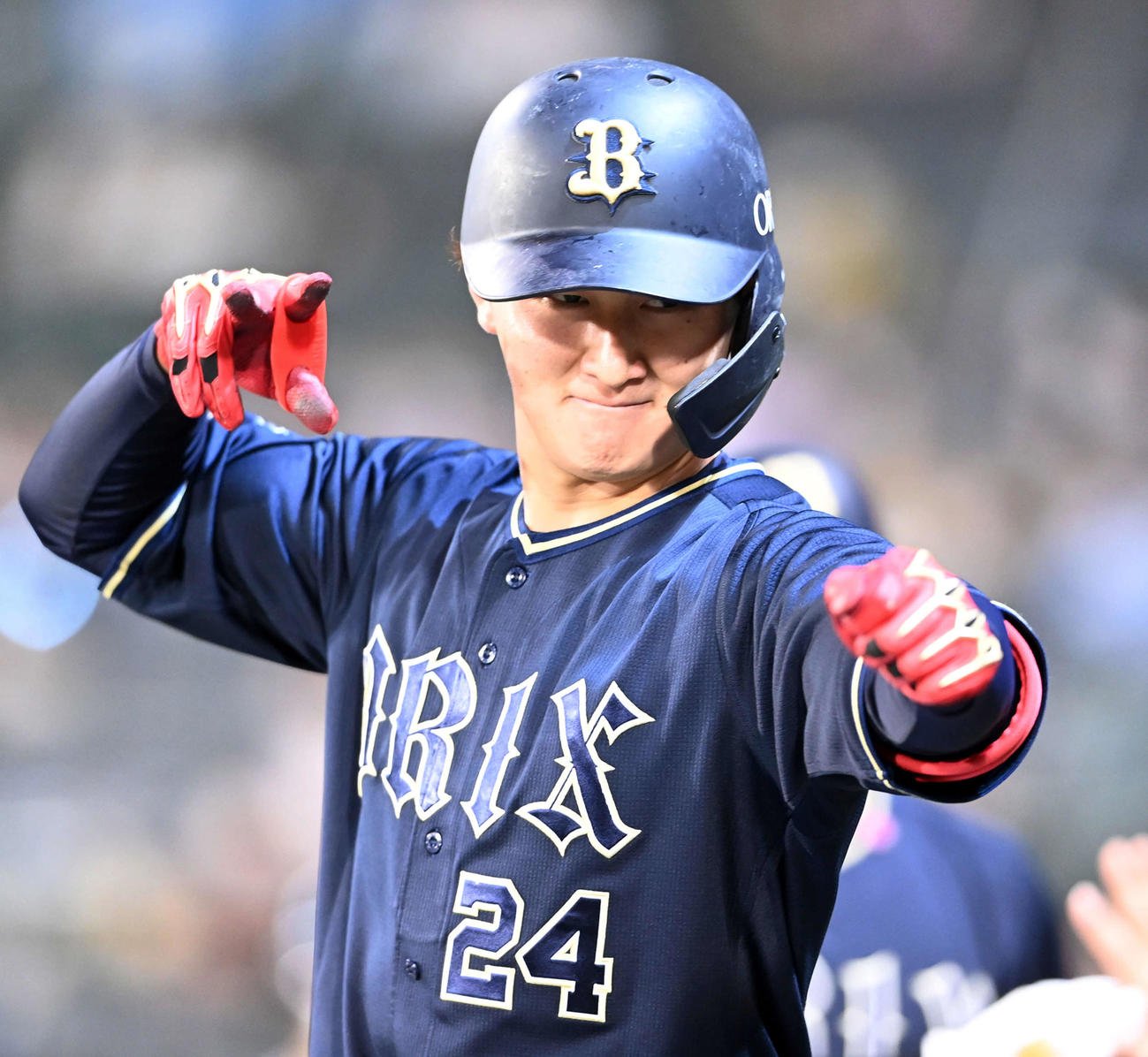 阪神対オリックス　8回表送オリックス1死一塁、勝ち越し中越え2点本塁打を放ちパフォーマンスする紅林（撮影・前岡正明）