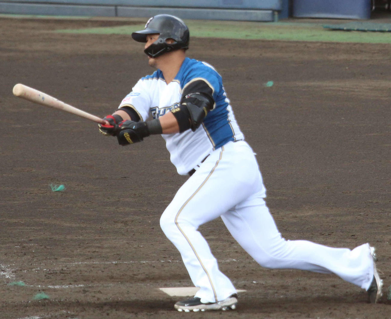 日本ハム対巨人　4回裏日本ハム無死、左前打を放つ中田（撮影・木下大輔）