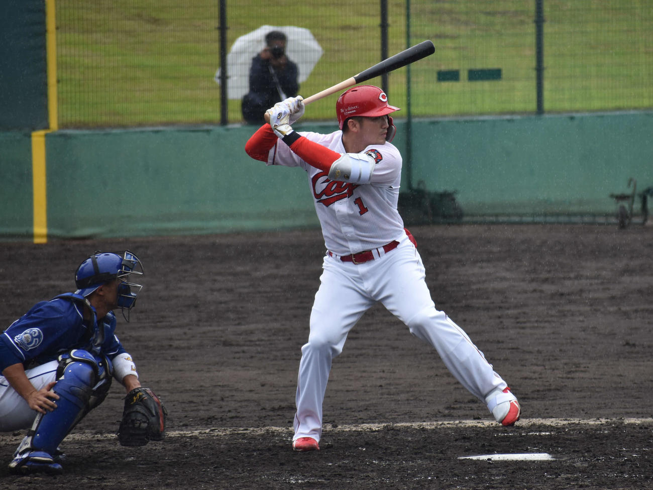 雨の中、ウエスタン・リーグ中日戦で打席に入る広島鈴木誠（撮影・古財稜明）