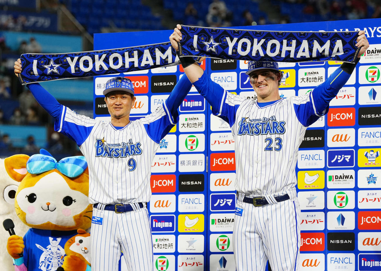 DeNA対ソフトバンク　試合後、お立ち台でタオルを掲げるDeNA大和（左）とオースティン（撮影・江口和貴）