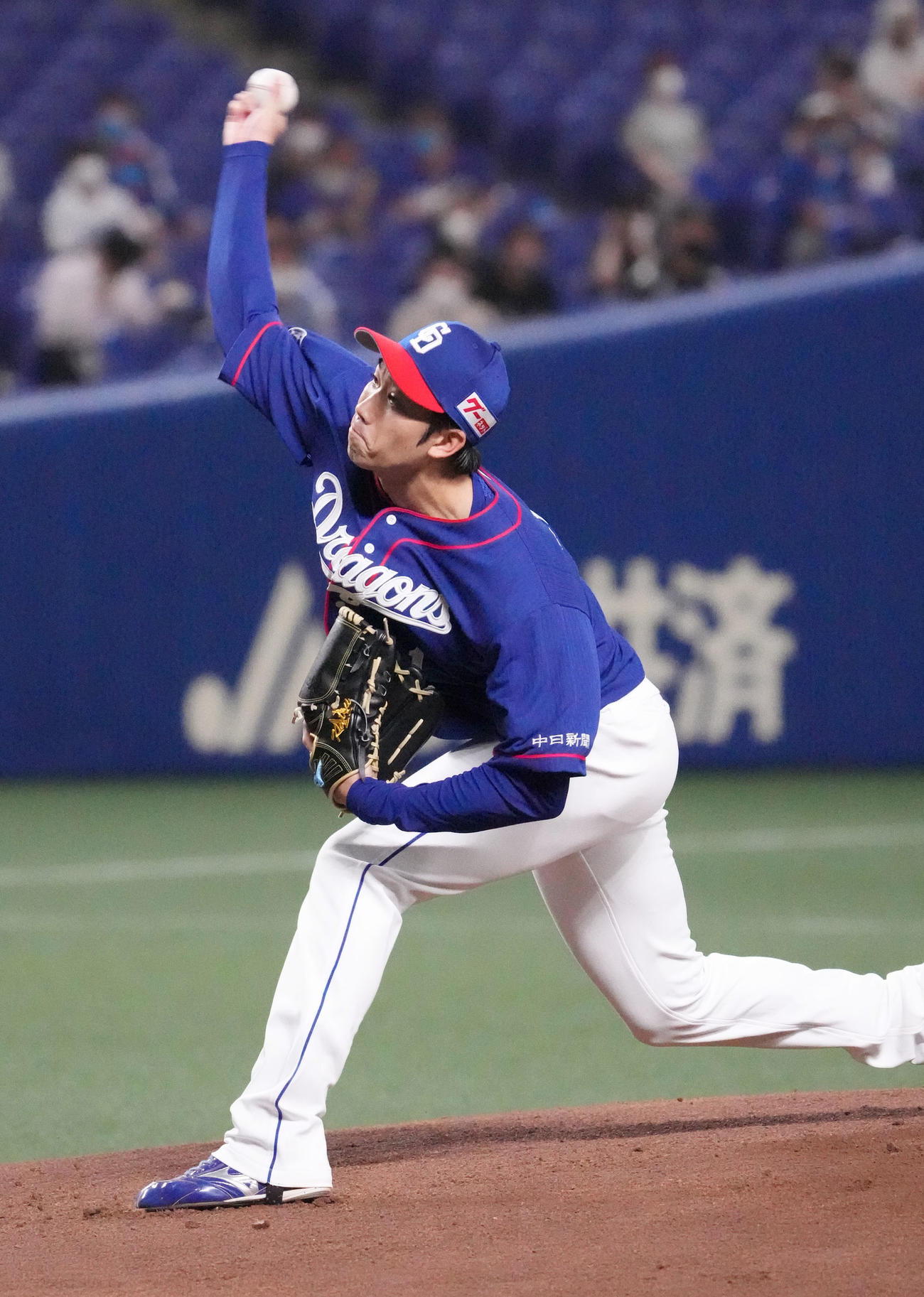 中日対ロッテ　1回表、登板する中日先発の勝野（撮影・森本幸一）