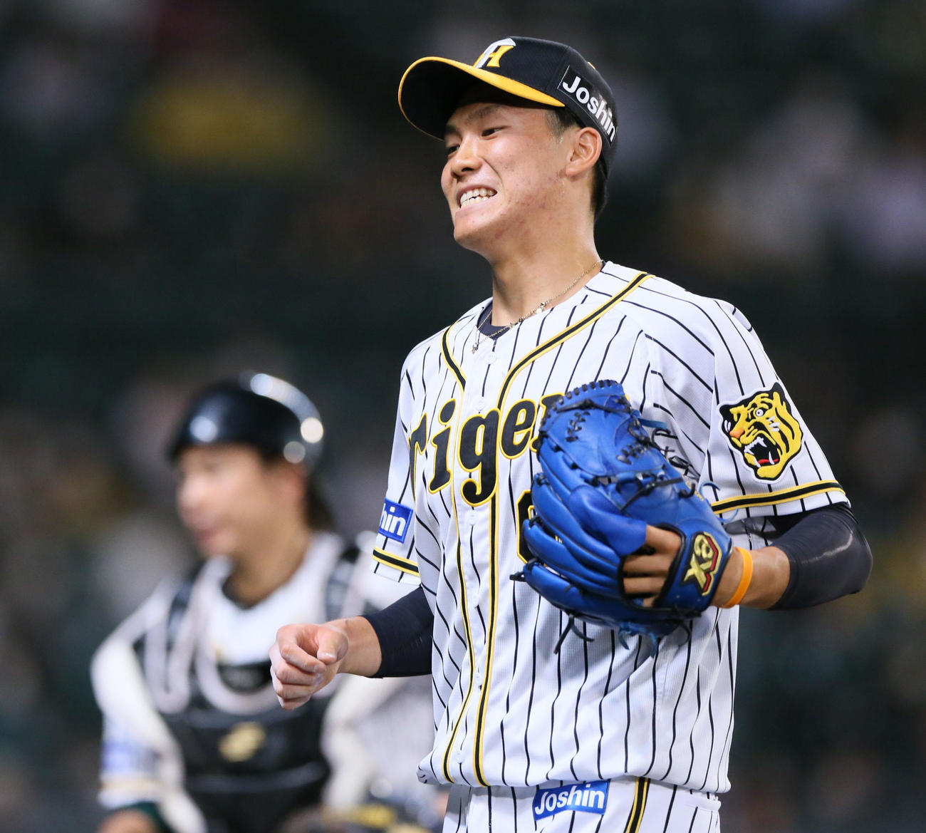 阪神対オリックス　9回に初登板した湯浅（手前）は3安打2失点で終えベンチへ引き揚げる（撮影・上山淳一）