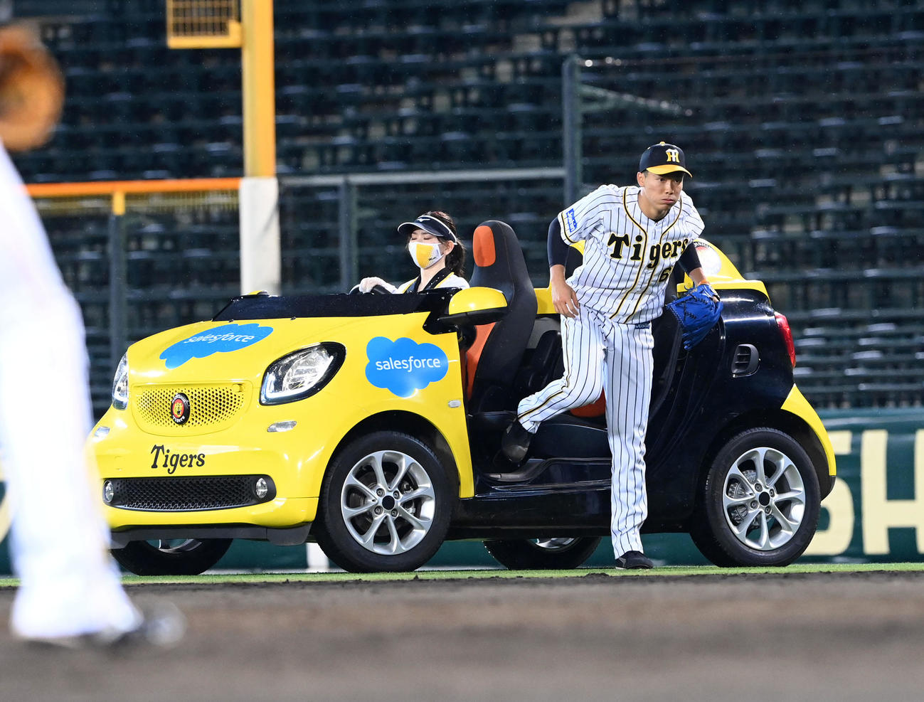 阪神対オリックス　9回、プロ初登板のマウンドに向かう湯浅（撮影・前岡正明）