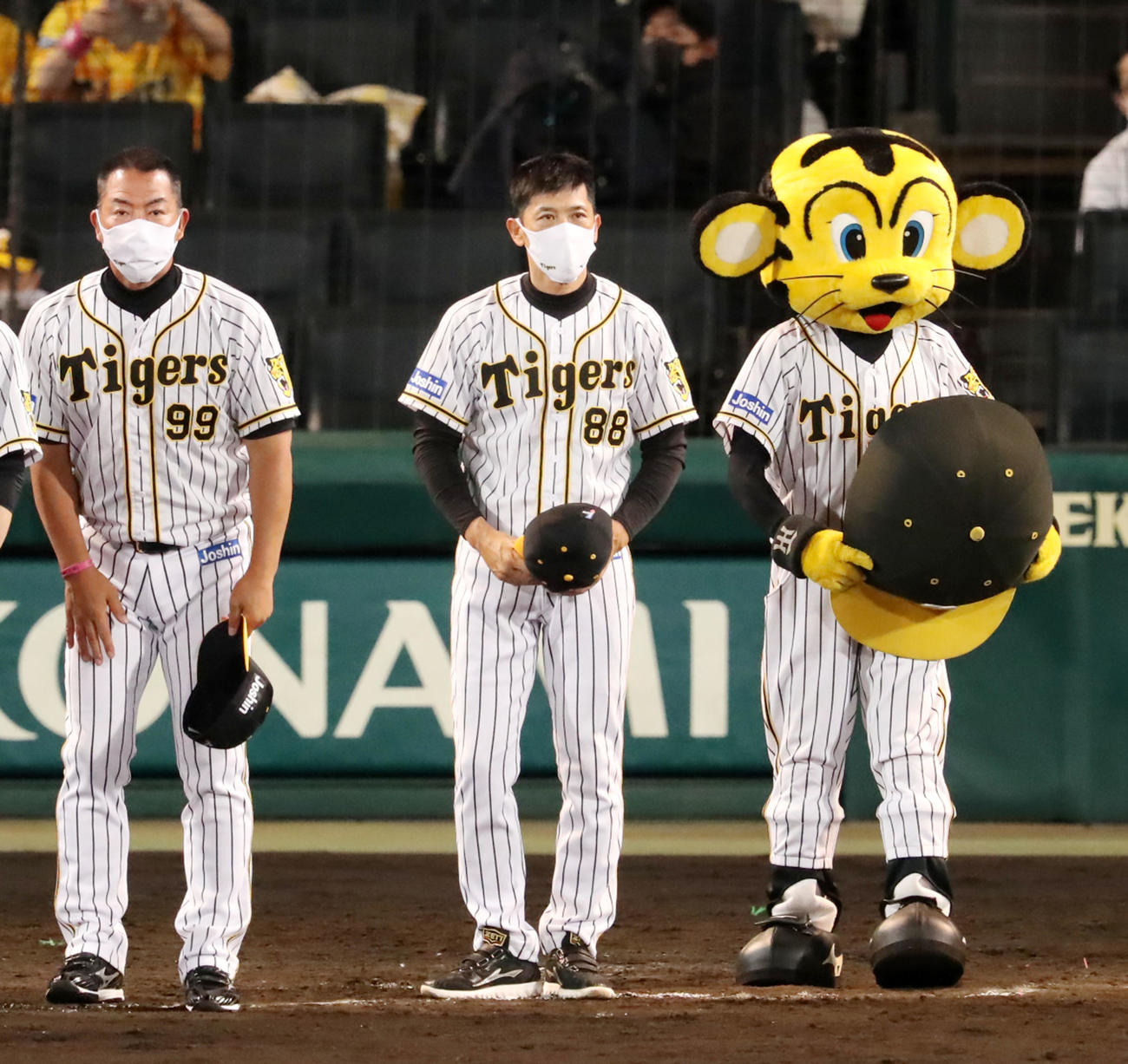 阪神対オリックス　オリックスに敗れスタンドにあいさつする矢野監督。左は井上ヘッドコーチ（撮影・加藤哉）