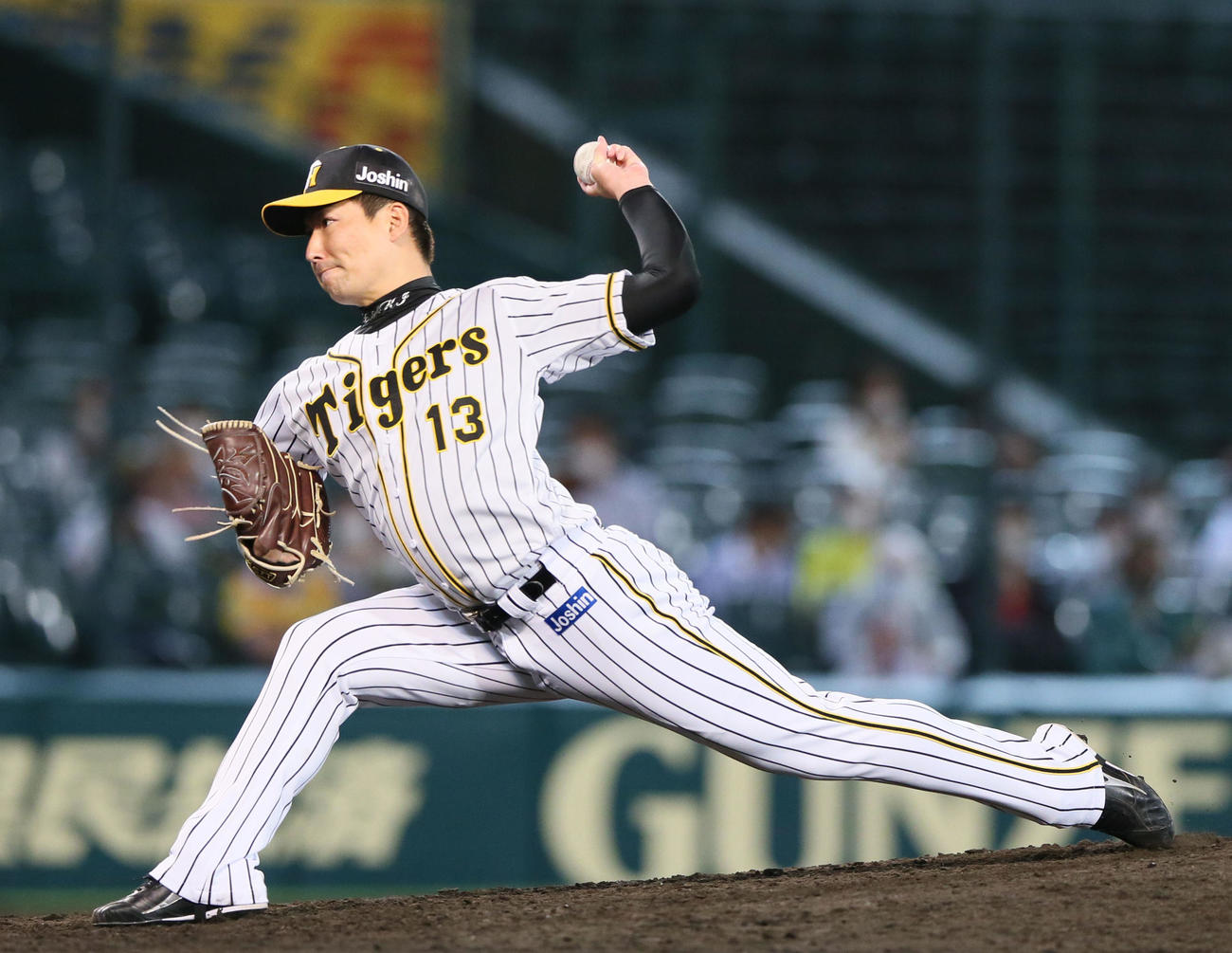 阪神対オリックス　8回、2番手で登板の岩崎（撮影・上山淳一）