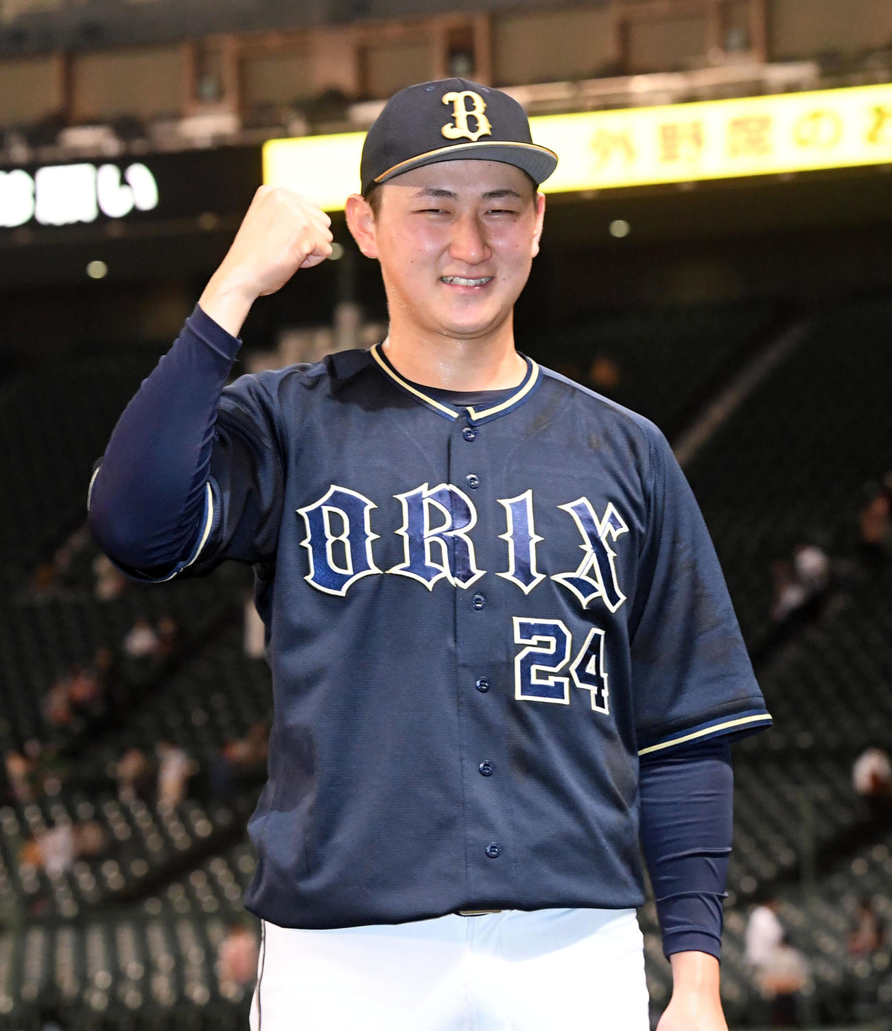 阪神対オリックス　決勝本塁打を放った紅林は笑顔でガッツポーズ（撮影・前岡正明）