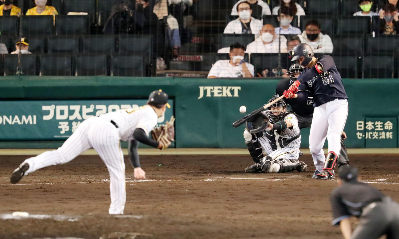 阪神対オリックス　8回表オリックス1死一塁、紅林は中越え勝ち越し2点本塁打を放つ。投手は岩崎（撮影・加藤哉）