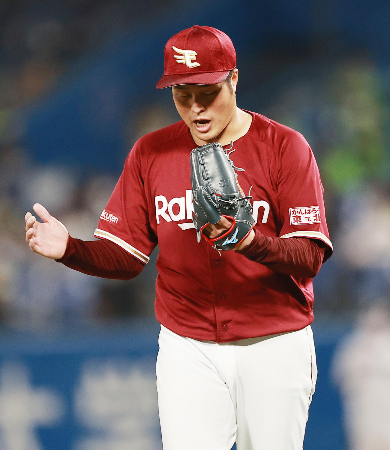 ヤクルト対楽天　5回裏ヤクルト2死一塁、山田を左飛に仕留め喜ぶ滝中（撮影・野上伸悟）