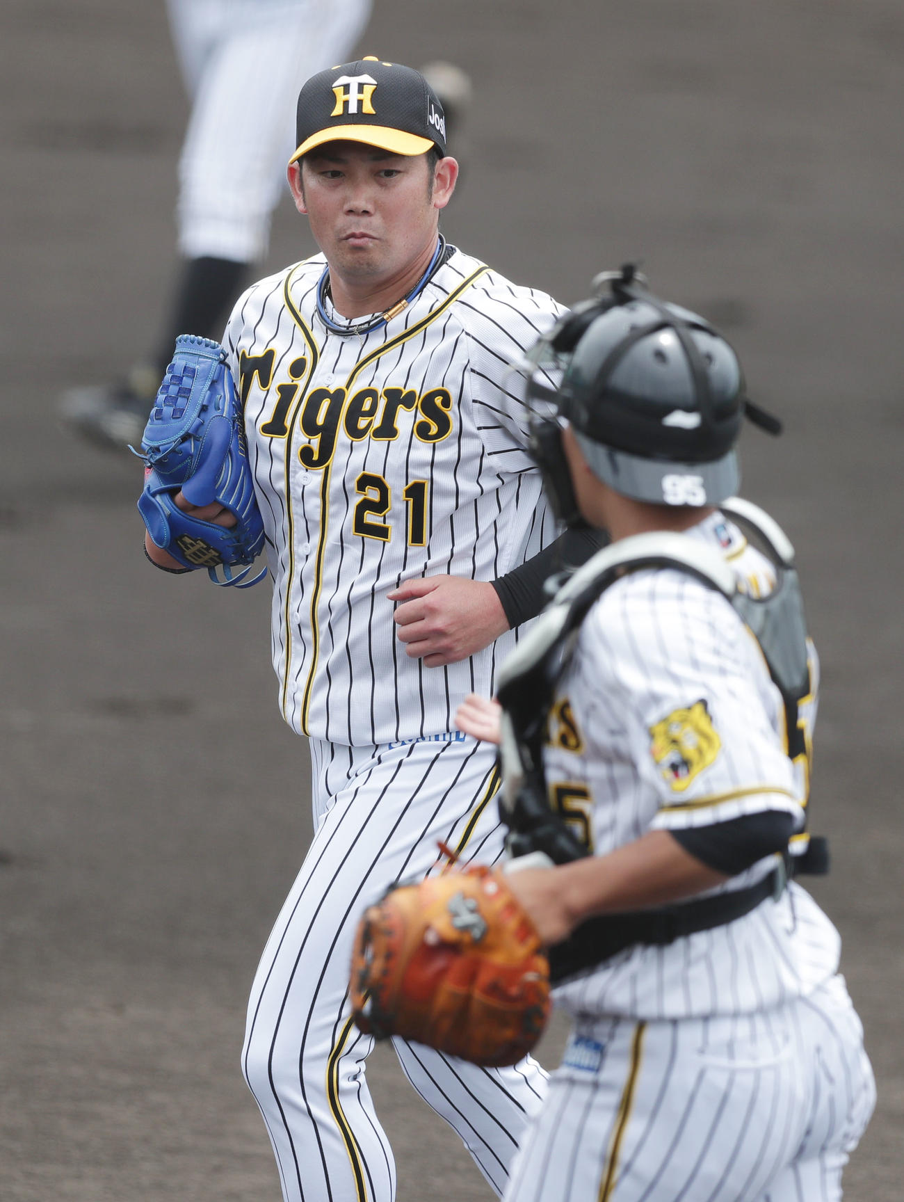 ウエスタン・リーグ　阪神対オリックス　2回表を投げ終え、阪神片山雄哉（手前）と言葉を交わしながらベンチへ戻る岩田稔（代表撮影）