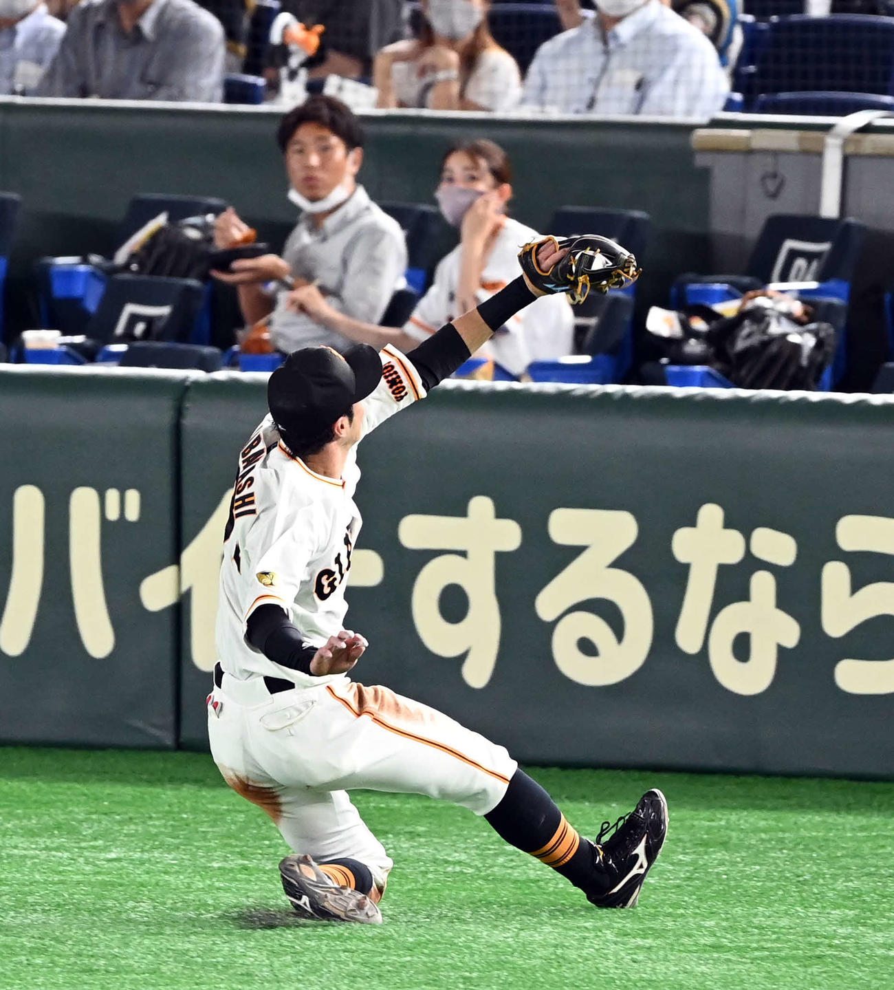 巨人対日本ハム　5回表日本ハム2死、石井一成の飛球を好捕する若林（撮影・たえ見朱実）