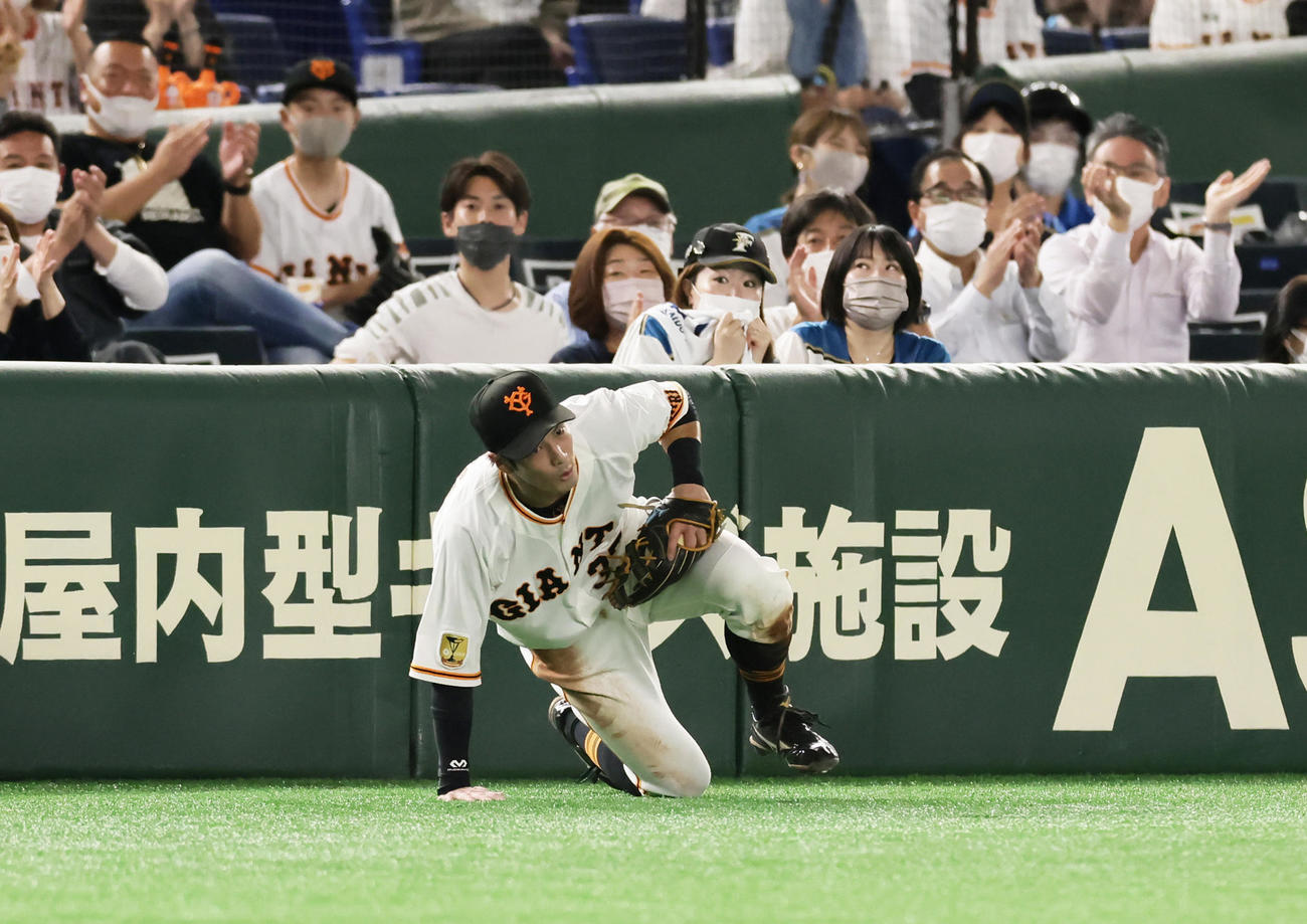 巨人対日本ハム　5回表日本ハム2死、石井の邪飛を好捕した遊撃手若林（撮影・足立雅史）