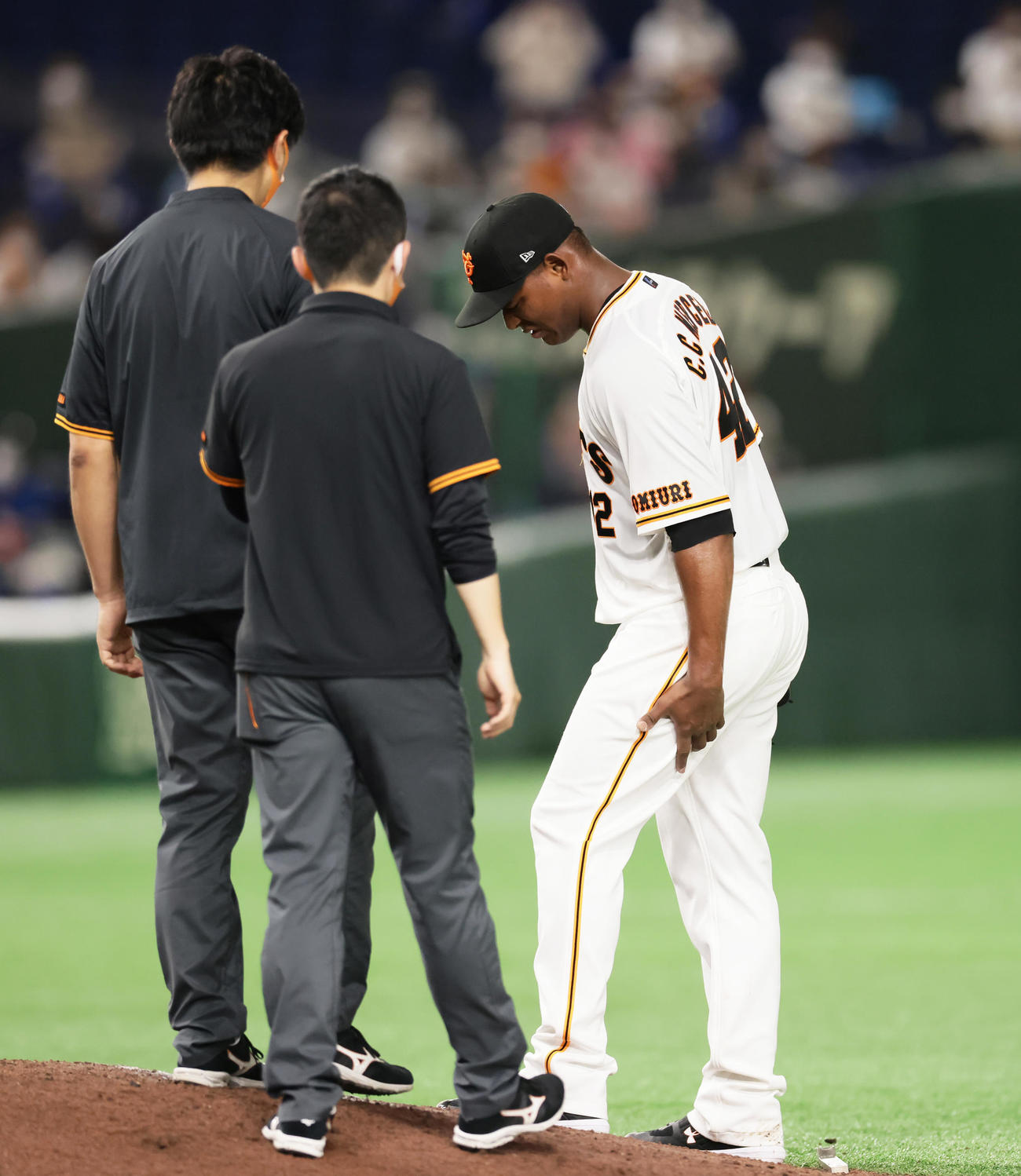 巨人対日本ハム　6回途中、左太もも付近を痛めマウンドを降りるメルセデス（撮影・足立雅史）