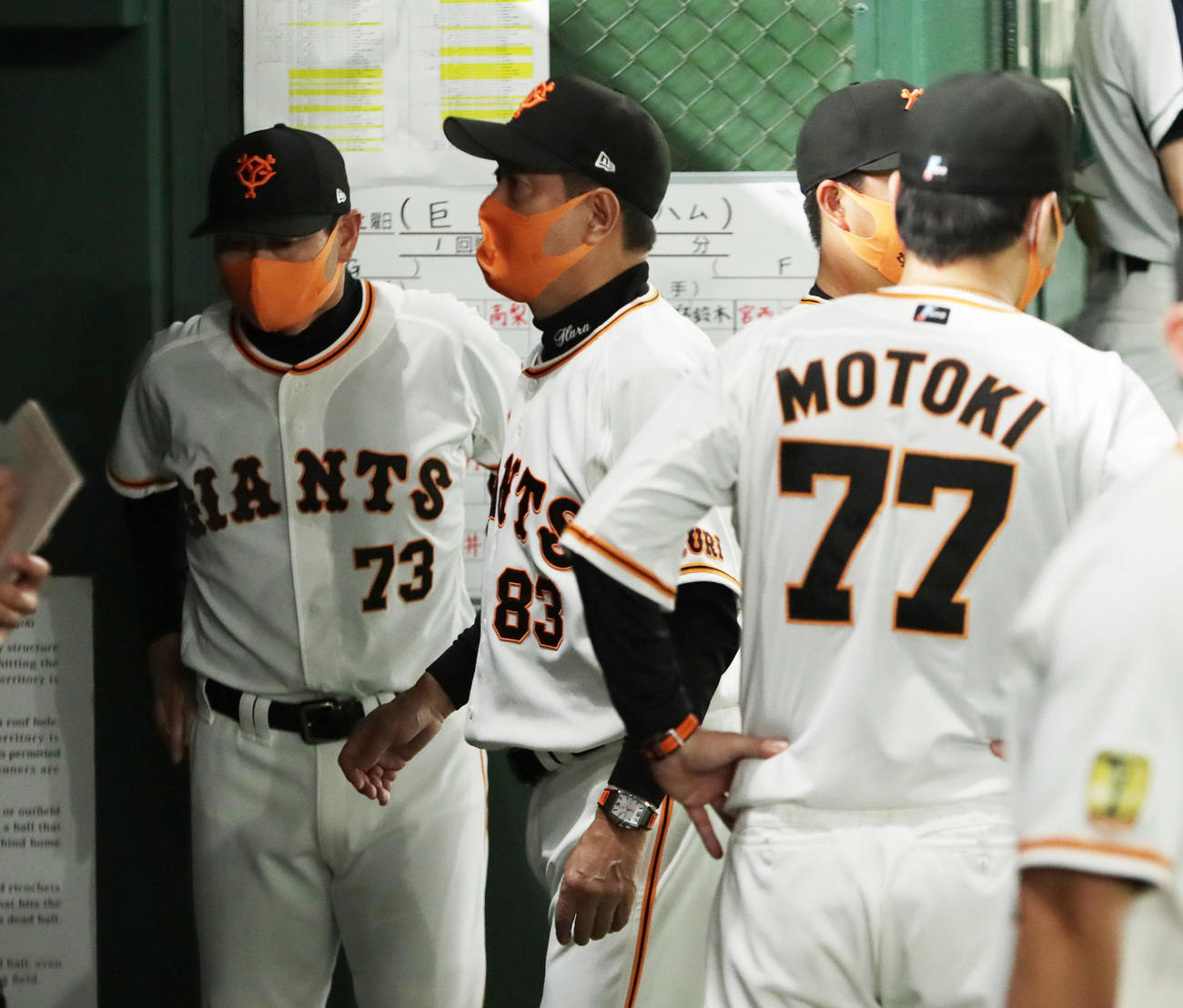 巨人対日本ハム　6回途中、巨人メルセデスの交代を告げ厳しい表情でベンチに戻る原監督（中央）（撮影・足立雅史）