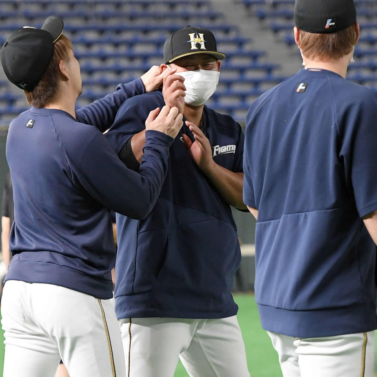 1軍に合流した日本ハム中田翔は宮西尚生にいじられる（撮影・たえ見朱実）