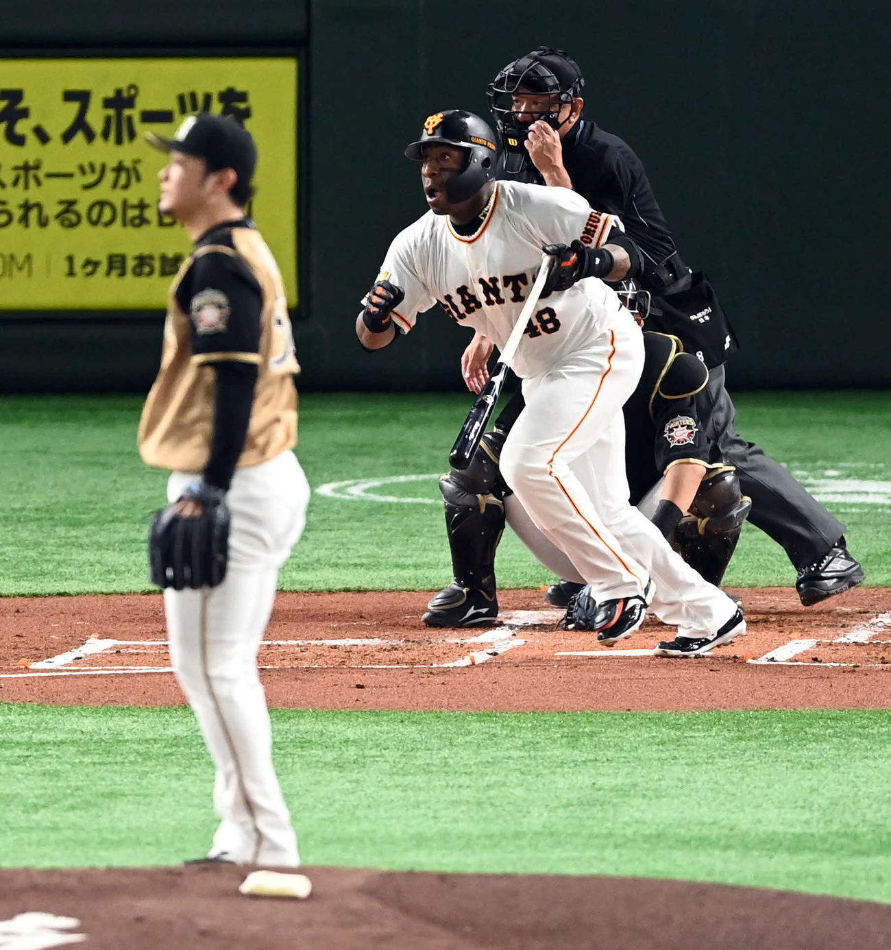 巨人対日本ハム　1回裏巨人1死、右翼線に二塁打を放つウィーラー。投手池田（撮影・たえ見朱実）