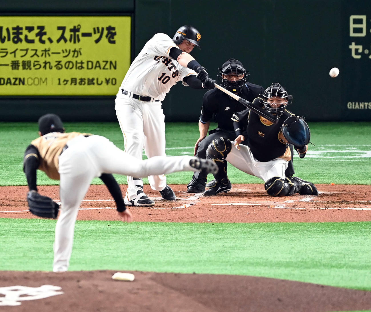 巨人対日本ハム　1回裏巨人1死一、二塁、左越えに適時二塁打を放つスモーク。投手池田（撮影・たえ見朱実）