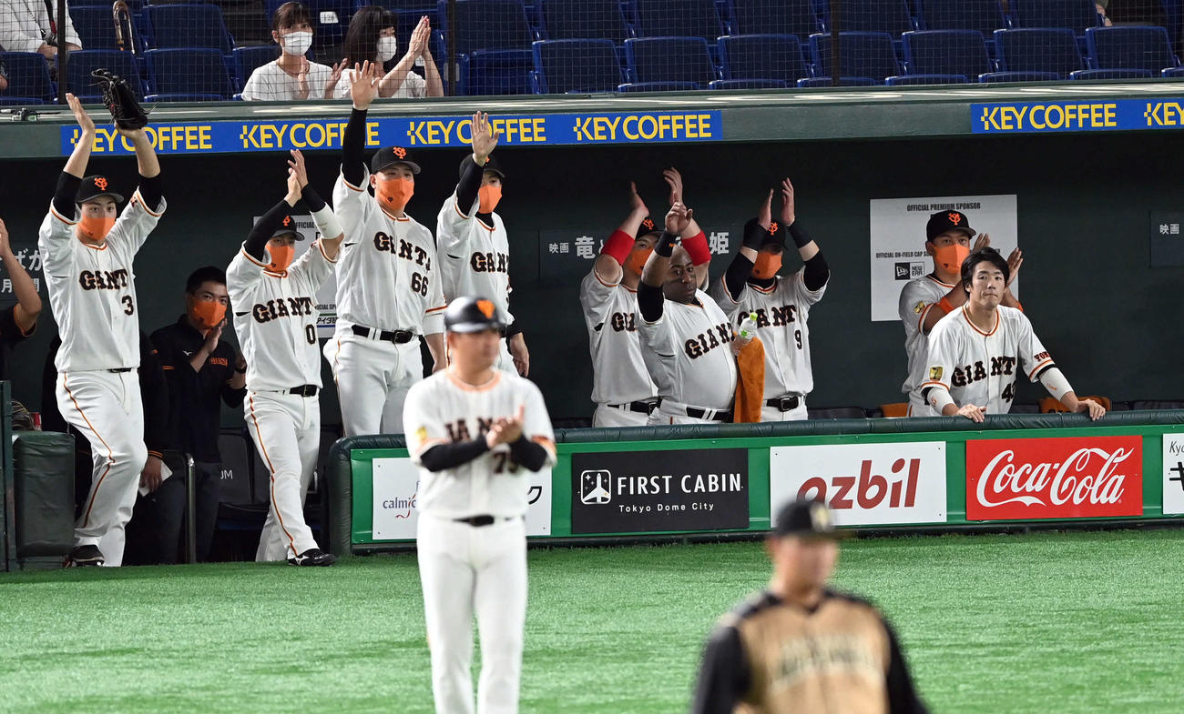 巨人対日本ハム　1回裏巨人1死一、二塁、左越えに適時二塁打を放ったスモークに声援を送るナイン（撮影・たえ見朱実）