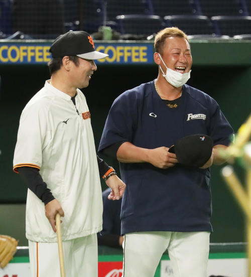 試合前、談笑する巨人元木コーチ（左）と日本ハム中田（撮影・足立雅史）