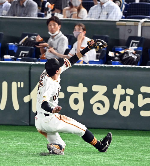 巨人対日本ハム　5回表日本ハム2死、石井一成の飛球を好捕する若林（撮影・たえ見朱実）