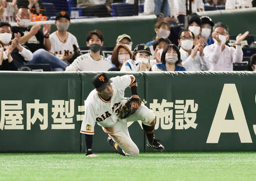 巨人対日本ハム　5回表日本ハム2死、石井の邪飛を好捕した遊撃手若林（撮影・足立雅史）