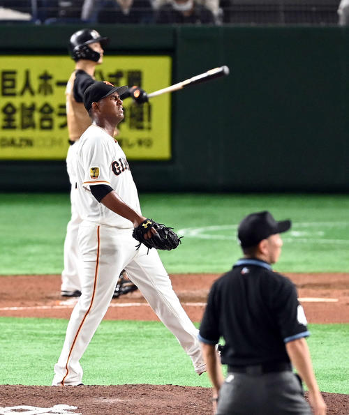 巨人対日本ハム　6回表日本ハム2死一塁、打者西川のとき、左足を負傷し表情をしかめるクリストファー・クリソストモ・メルセデス（撮影・たえ見朱実）