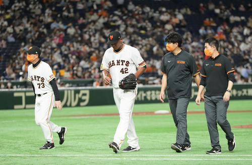 巨人対日本ハム　6回途中、左太もも付近を痛めマウンドを降りるメルセデス（左から2人目）。左端は桑田投手チーフコーチ補佐（撮影・足立雅史）