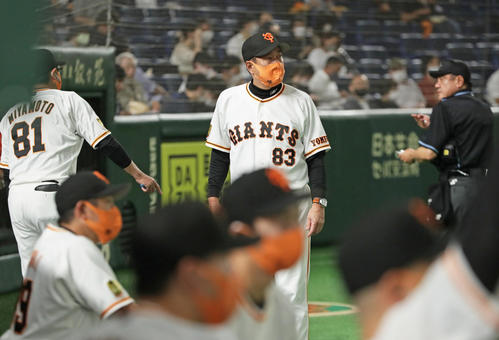 巨人対日本ハム　6回途中、巨人メルセデスの交代を告げ厳しい表情でベンチに戻る原監督（撮影・足立雅史）