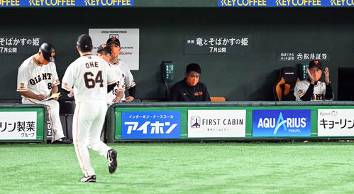 巨人対日本ハム　7回表日本ハム1死、マウンドを降りる大江（左）に拍手する原監督（撮影・たえ見朱実）