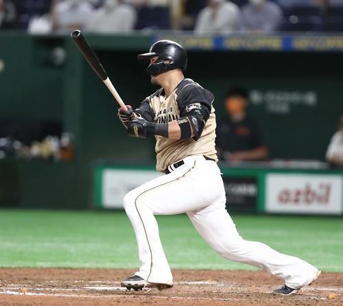 巨人対日本ハム　7回表日本ハム1死、中前打を放つ中田（撮影・黒川智章）