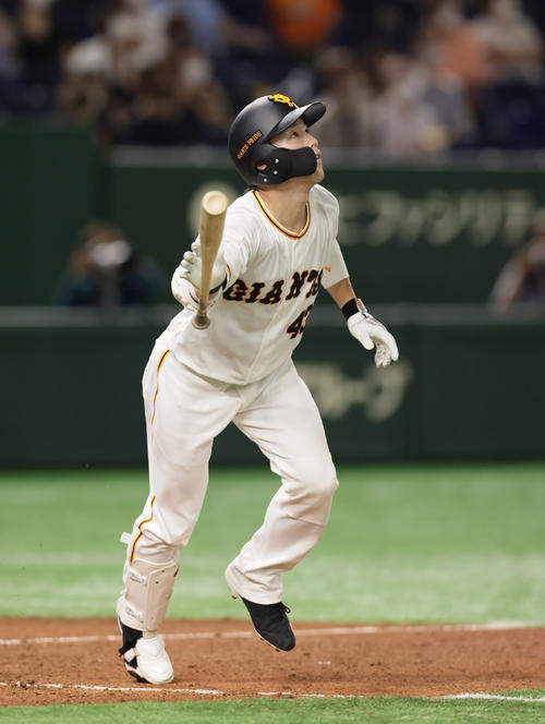 巨人対日本ハム　7回裏巨人1死二塁、右越え2点本塁打を放つ重信（撮影・足立雅史）