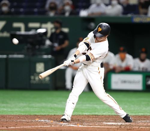 巨人対日本ハム　7回裏巨人1死二塁、右越え2点本塁打を放つ重信（撮影・黒川智章）
