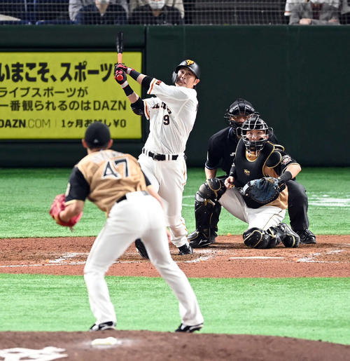 巨人対日本ハム　7回裏巨人無死二、三塁、中犠飛を放つ亀井。投手鈴木（撮影・たえ見朱実）